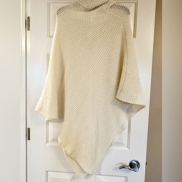 Cozy wool blend poncho - Picture 3 of 5